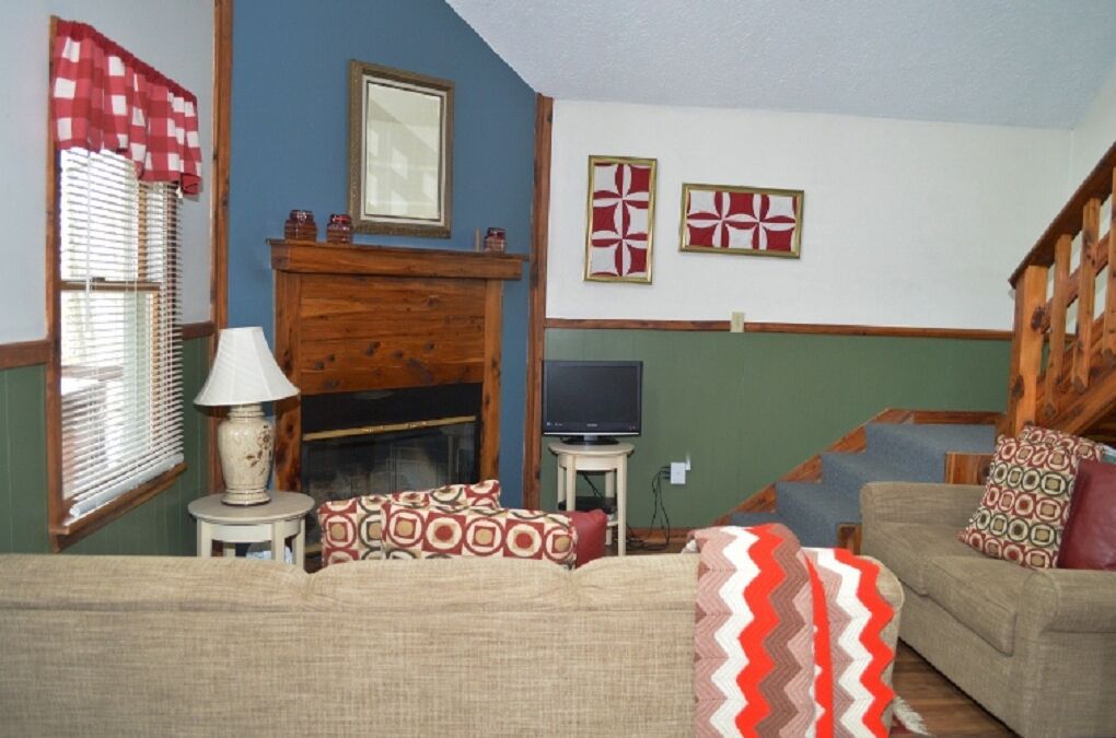 Deluxe cabin 11 with HOT TUB on Patoka Lake in Southern Indiana