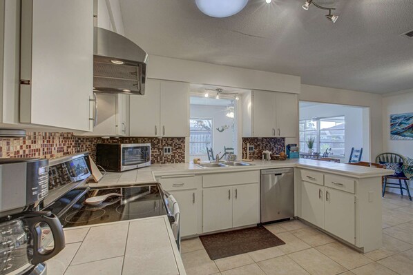 House (Peaceful Egret Pool Home in Venice) | Private kitchen | Fridge, cookware/dishes/utensils