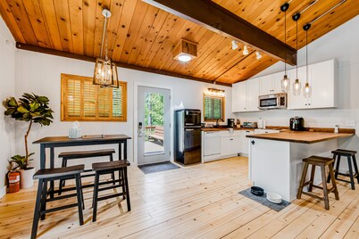 Adorable cabin in the trees near hiking & town w/ deck & high-speed WiFi