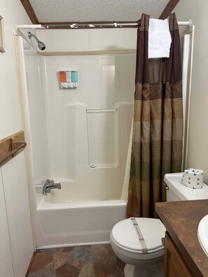 Ensemble douche/baignoire, sĂšche-cheveux, serviettes fournies, savon