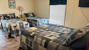 3 habitaciones, tabla de planchar con plancha y cuna de viaje