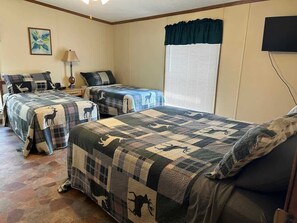 3 habitaciones, tabla de planchar con plancha y cuna de viaje 