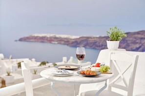 Outdoor dining - Merovigliosso Deluxe Apartment Spa bath and Sunset view (Thira - Santorini)