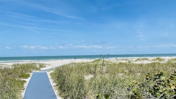 Vlak bij het strand, ligstoelen, strandlakens