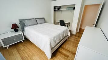 2 Schlafzimmer, Schreibtisch, Bügeleisen/Bügelbrett, Reisekinderbett