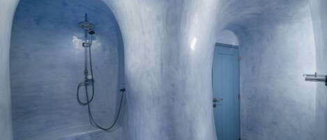 Secador de pelo, toallas, jabón y champú