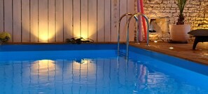 من حمّامات السباحة المغطاة، حمّام سباحة مُدفَّأ