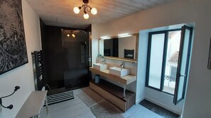 Douche, séchoir à cheveux, serviettes fournies