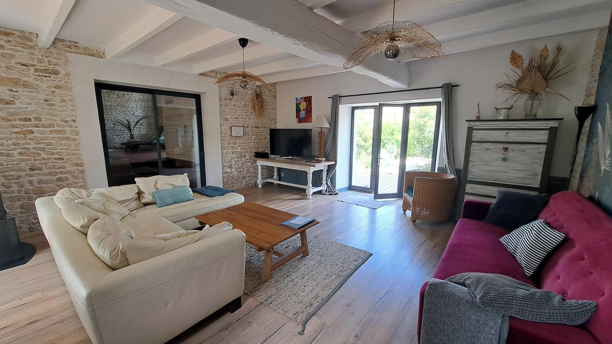 TV, DVD-spiller, bøker og filmbibliotek