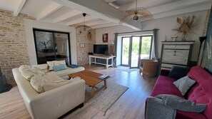 TV, DVD-spiller, bøker og filmbibliotek