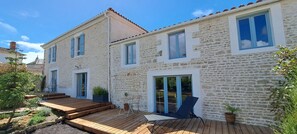 المنشأة من الخارج