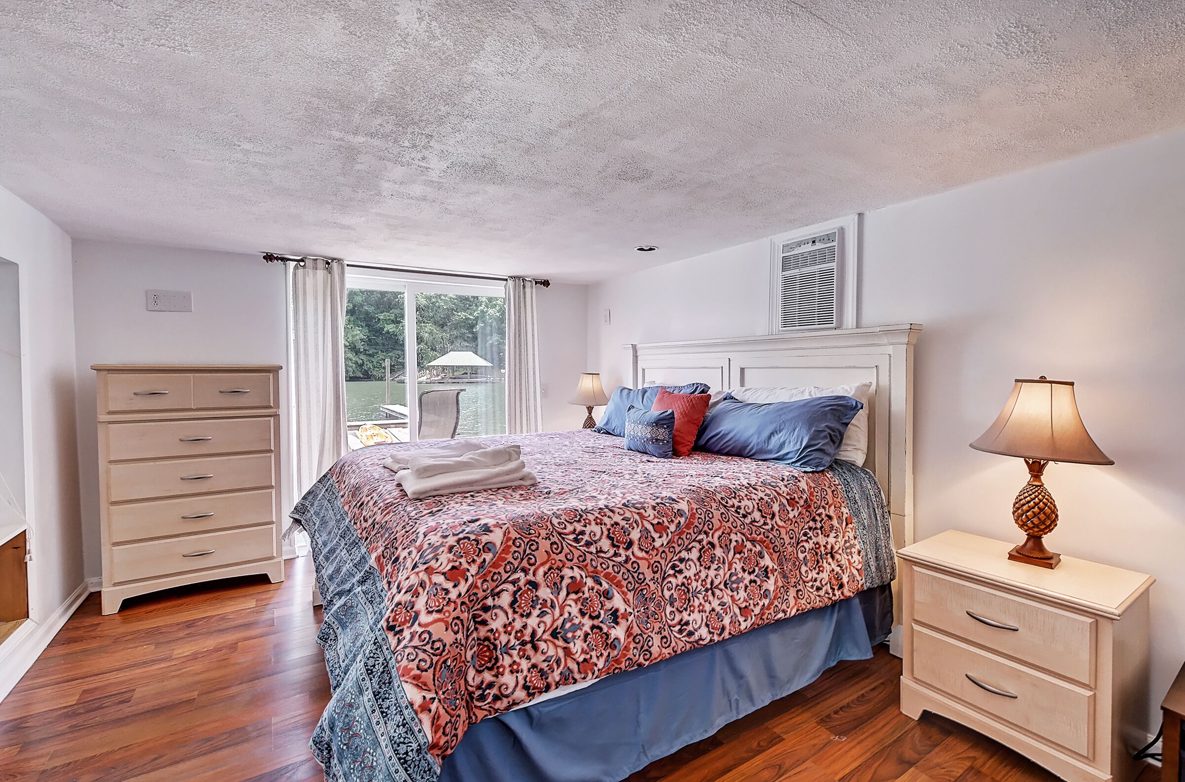 Family Lakehouse Retreat | Hot Tub | Fire Pit| Main Channel | sleeps 28