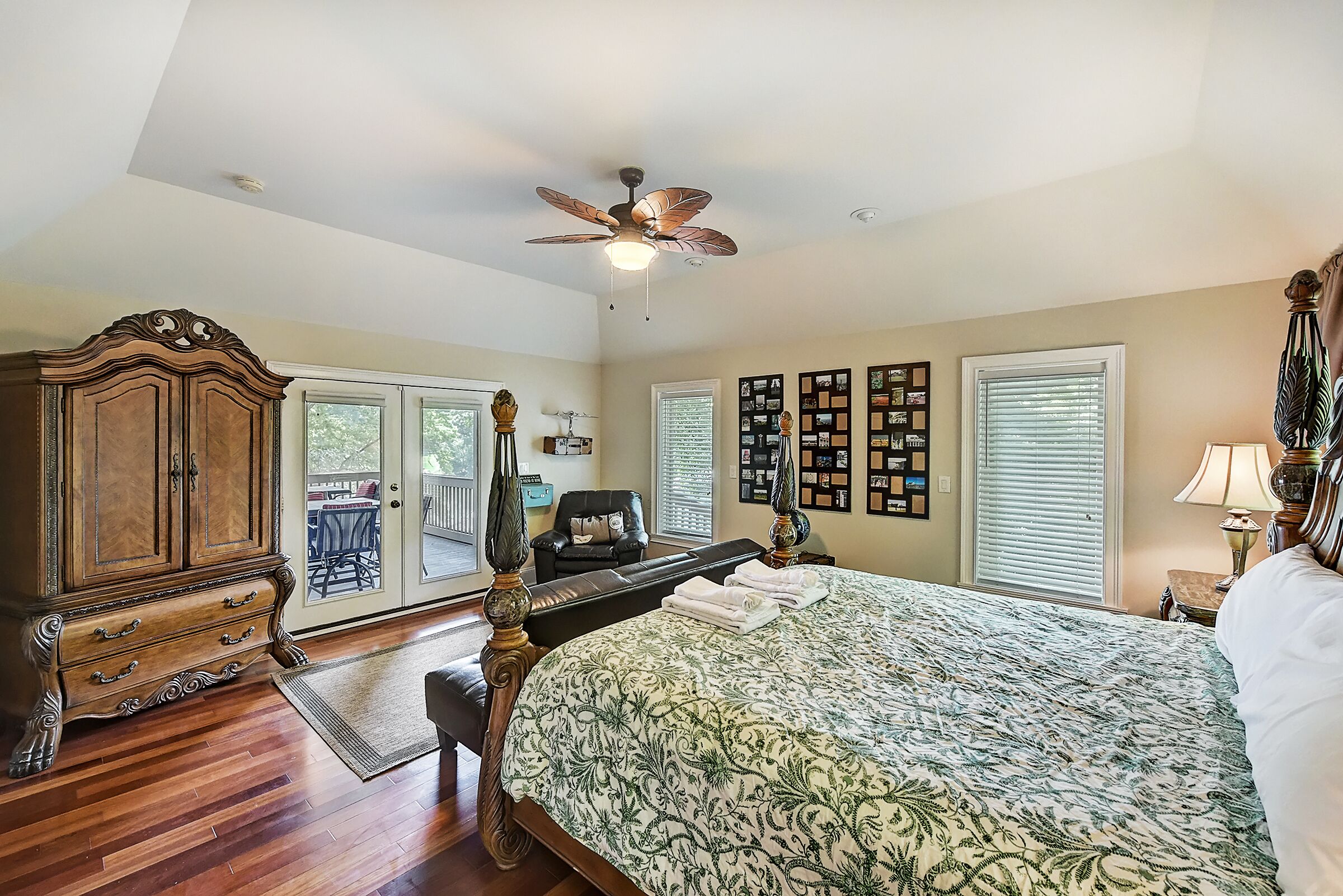 Family Lakehouse Retreat | Hot Tub | Fire Pit| Main Channel | sleeps 28