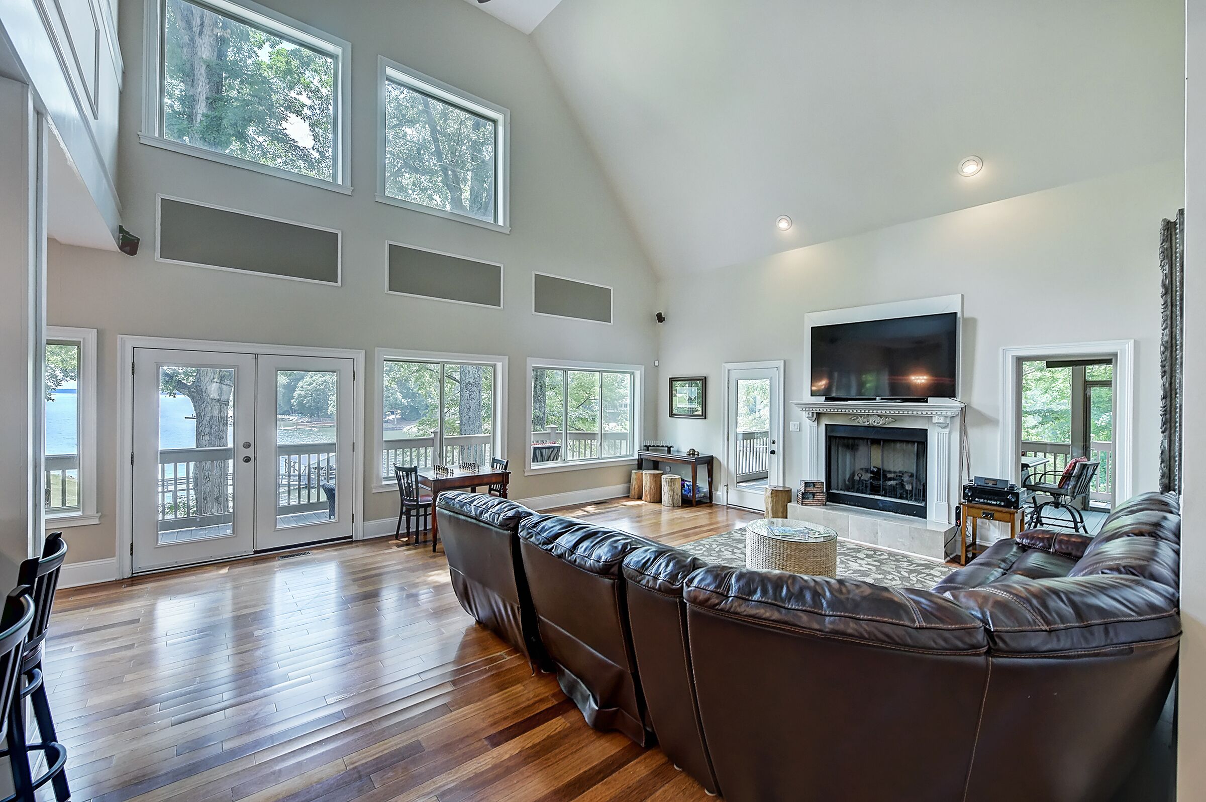 Family Lakehouse Retreat | Hot Tub | Fire Pit| Main Channel | sleeps 28