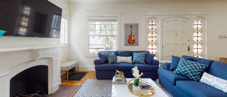 TV connectée, cheminée, livres, imprimantes