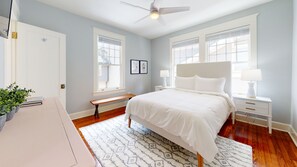 4 chambres, bureau, fer et planche à repasser, lit parapluie