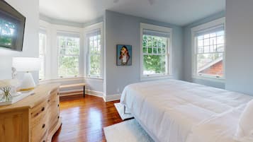 4 bedrooms, desk, iron/ironing board, travel crib