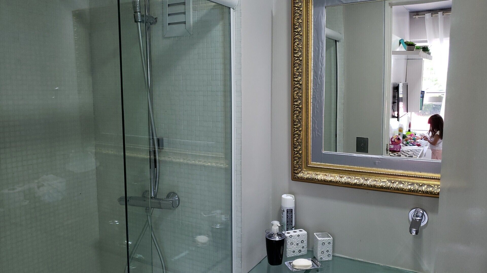 Een douche, een haardroger, handdoeken, zeep