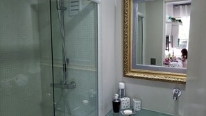 Dusche, Haartrockner, Handtücher, Seife