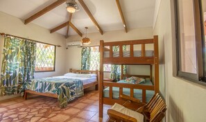 4 bedrooms, WiFi, bed sheets - Casa Abuela - Spectacular Pool house with Rainforest View (Esterillos Oeste)