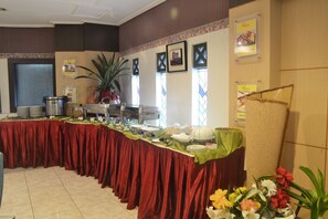 Dining - ZEN Rooms KH Mas Mansyur (Surabaya)