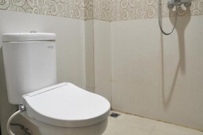 Bathroom - ZEN Rooms KH Mas Mansyur (Surabaya)