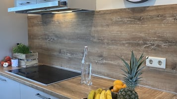 Een koelkast, een magnetron, een oven, een vaatwasser