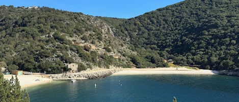 Plage à proximité, chaises longues, serviettes de plage