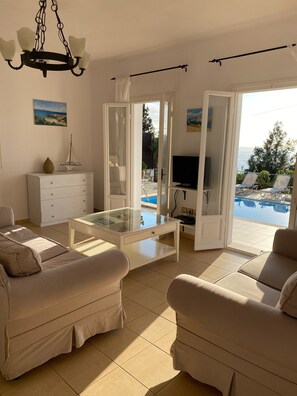 Tv, dvd-afspiller, bøger, videobibliotek