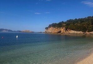 Ubicación cercana a la playa, tumbonas y toallas de playa