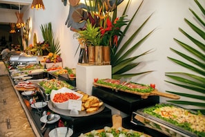 Un bufé con diversos alimentos y una decoración floral.