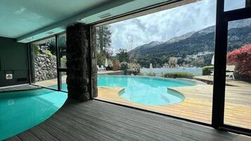 Een binnenzwembad, een buitenzwembad