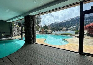 Alberca techada y alberca al aire libre