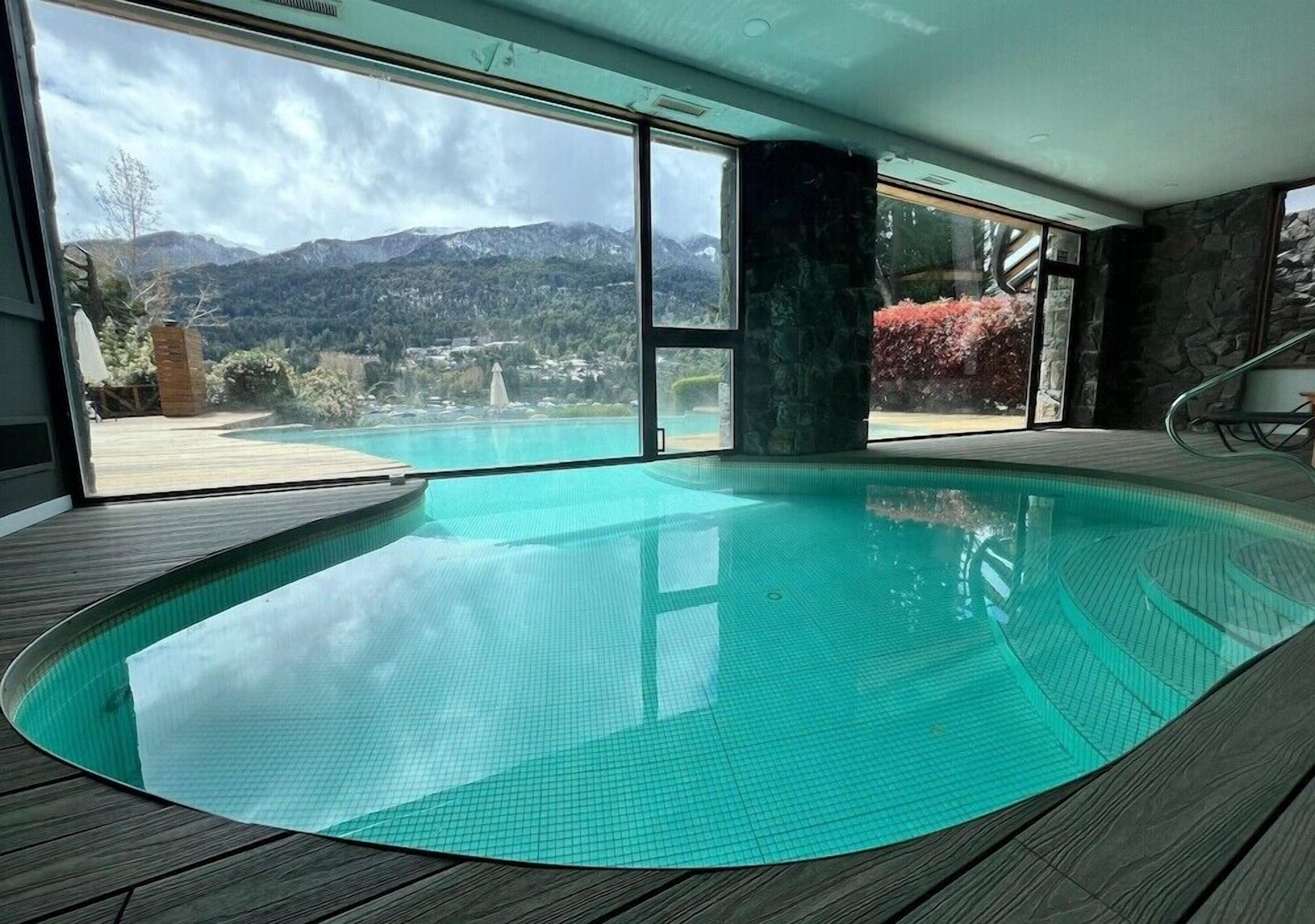 من حمّامات السباحة المغطاة، حمّام سباحة خارجي