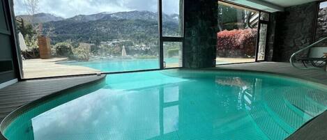 Sisäuima-allas, ulkouima-allas