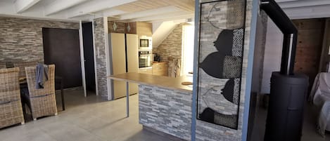 Frigorífico, microondas, horno y placa de cocina