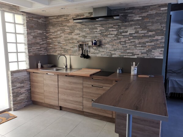 Fridge, microwave, oven, stovetop - Village house with swimming pool 5x3 (Le grand village plage)