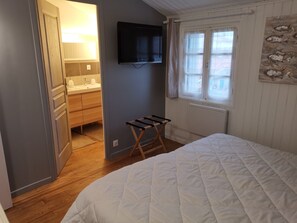 2 bedrooms, iron/ironing board