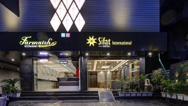 A building with a Farmash restaurant and Sifat International Hotel signage. - Hotel Sifat International (Surat)