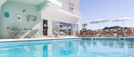 Una piscina techada, una piscina al aire libre