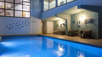 Een binnenzwembad en een buitenzwembad