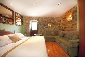 Room - Sara Partment (Split)