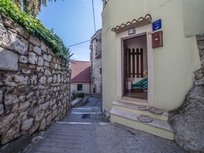 Exterior detail - Sara Partment (Split)