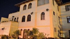 A multi-story building with arched windows and a flat roof. - Sierra Madre (Quito)