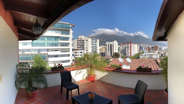 A balcony with a view of a cityscape and mountains. - Sierra Madre (Quito)