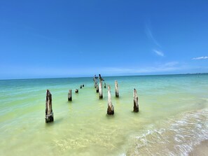 Ranta lähistöllä, aurinkotuoleja, rantapyyhkeitä