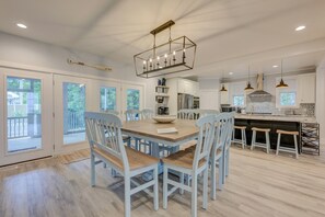 Dining - Coligny/Beach! Pool, Hot Tub/Sleeps 18 (Hilton Head Island)