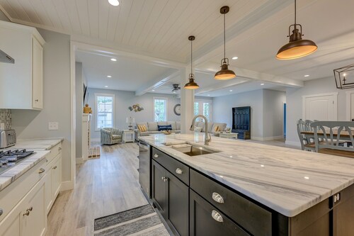 Coligny/Beach! Pool, Hot Tub/Sleeps 18
