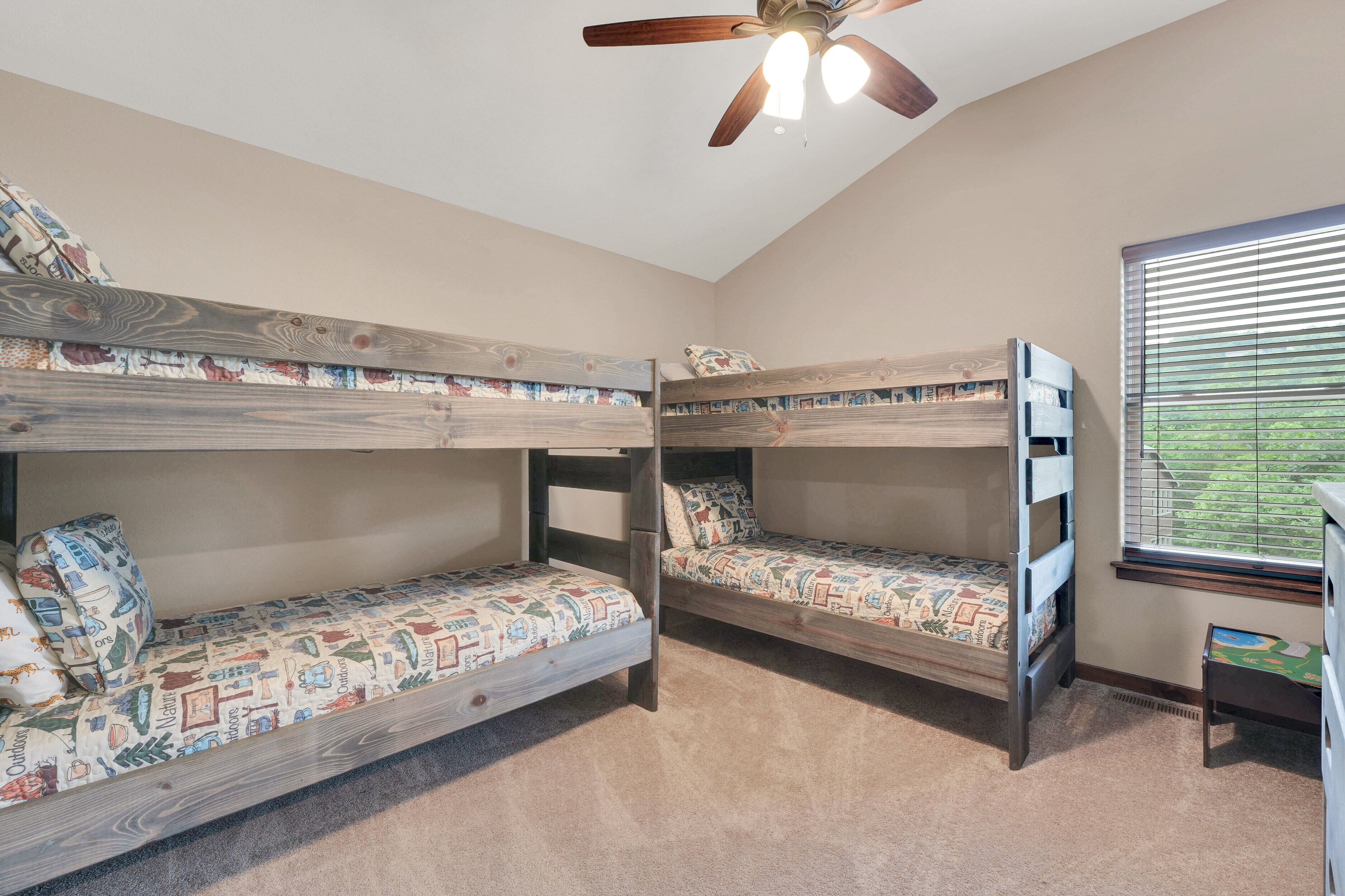 Beautiful spacious 6 Bedroom Home, 2 Pools, 20 minutes To Silver Dollar City!!