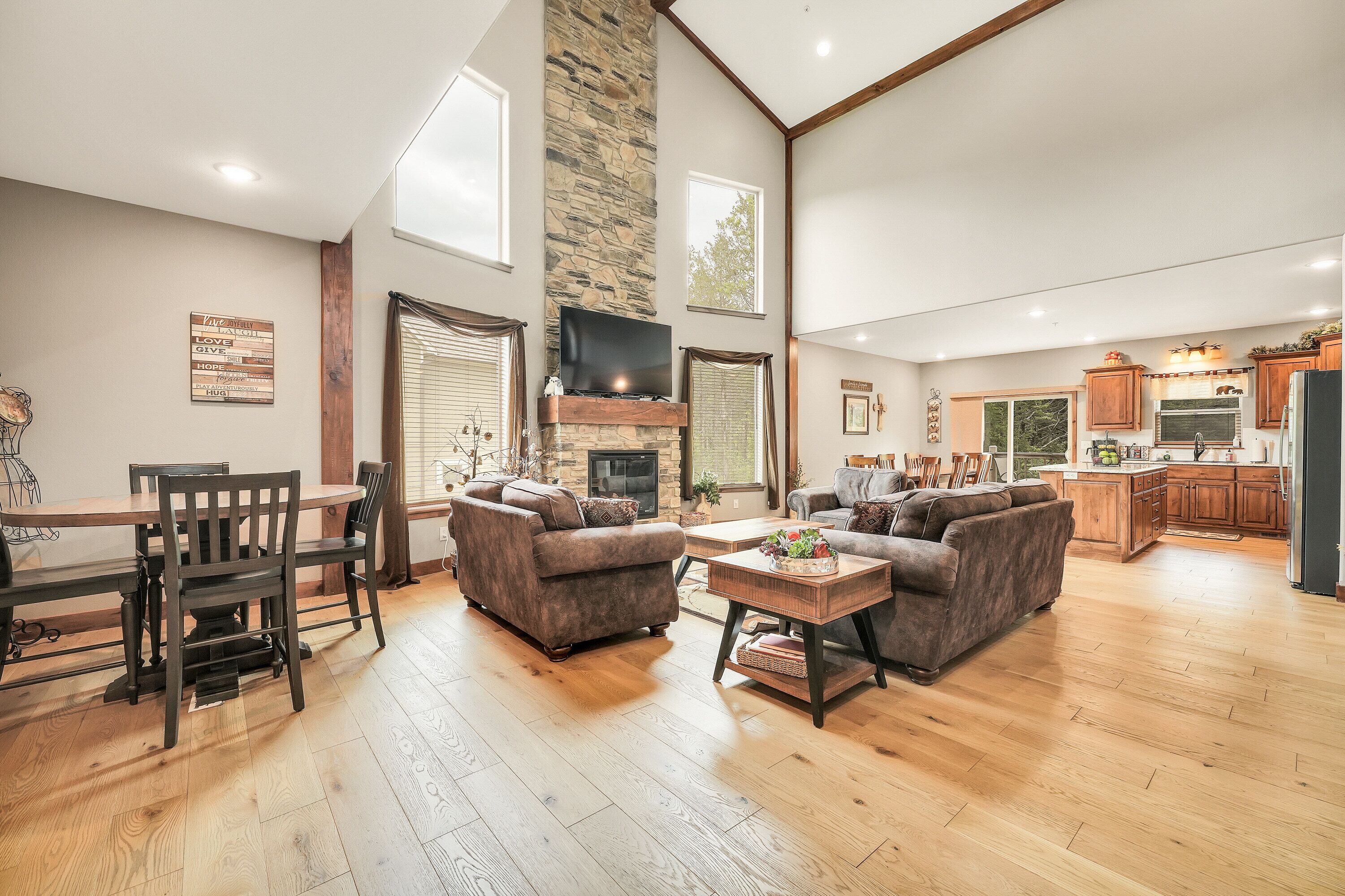 Beautiful spacious 6 Bedroom Home, 2 Pools, 20 minutes To Silver Dollar City!!